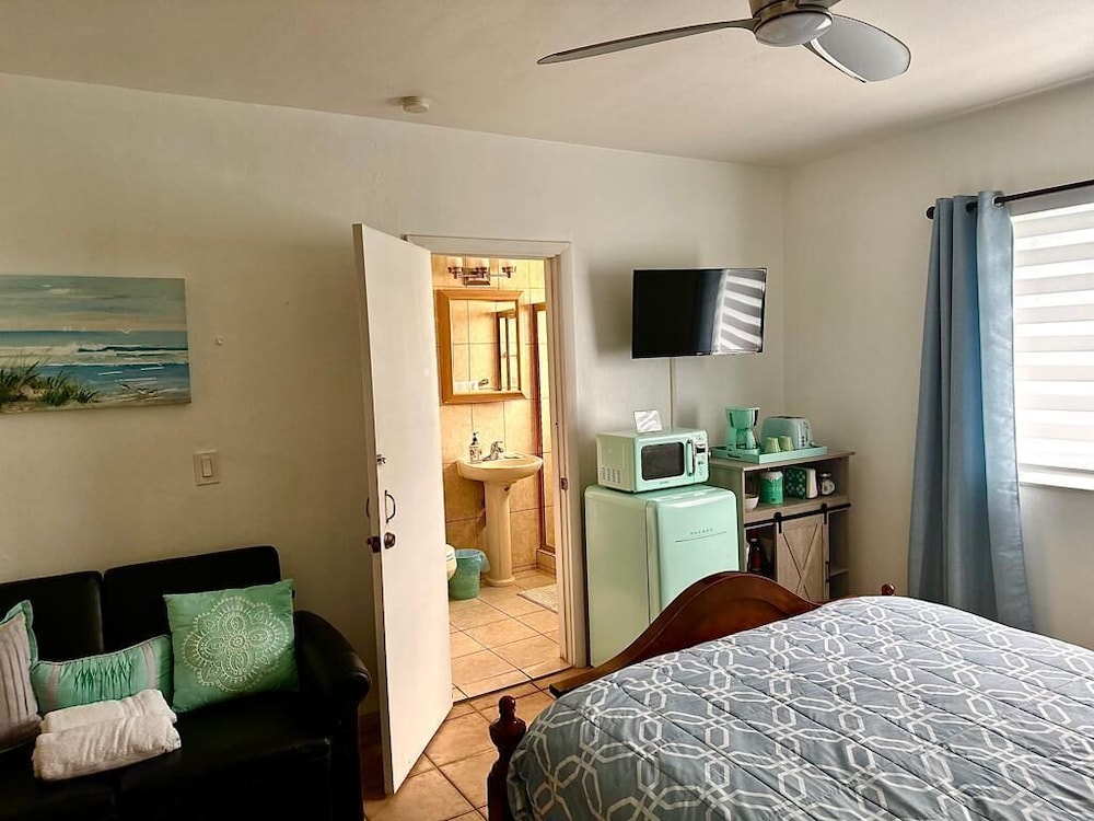 ROOM, QUEEN BED, SOFA