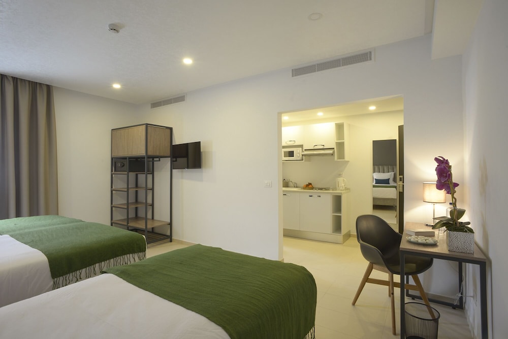 Maia Hotel Suites 15/44