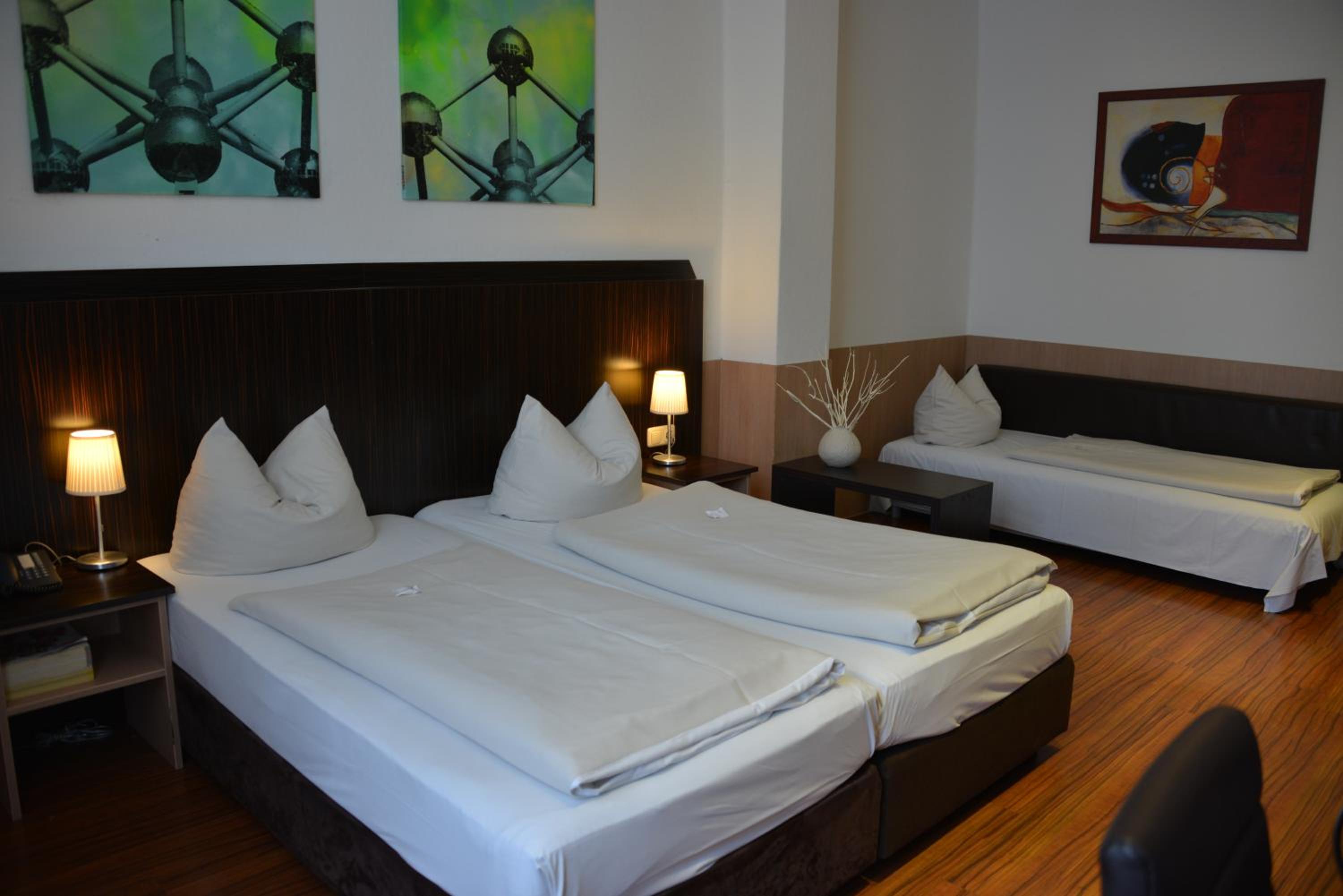 Room, Triple, Twin Beds, Sofa 4/10