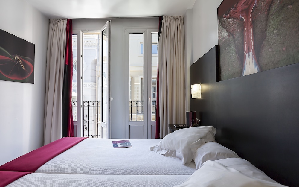 ROOM, 3 BEDS, WITH EXTRA BED, CITY VIEW