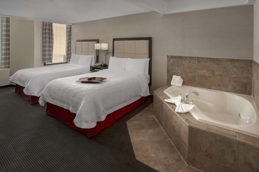 Hampton Inn and Suites Milwaukee Downtown 17/41