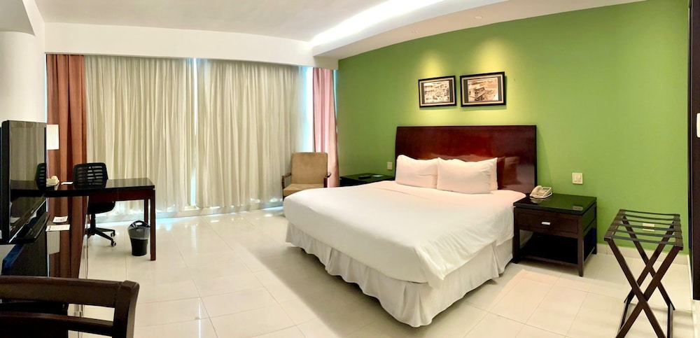 Sand Diamond Hotel (ex Four Points by Sheraton Colon) 8/31