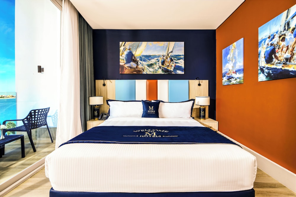 غرفة سوبيريور عائلية بسرير كينج وسرير بطابقين بإطلالة على البحر، M Hotels at Porto Marina 3/4