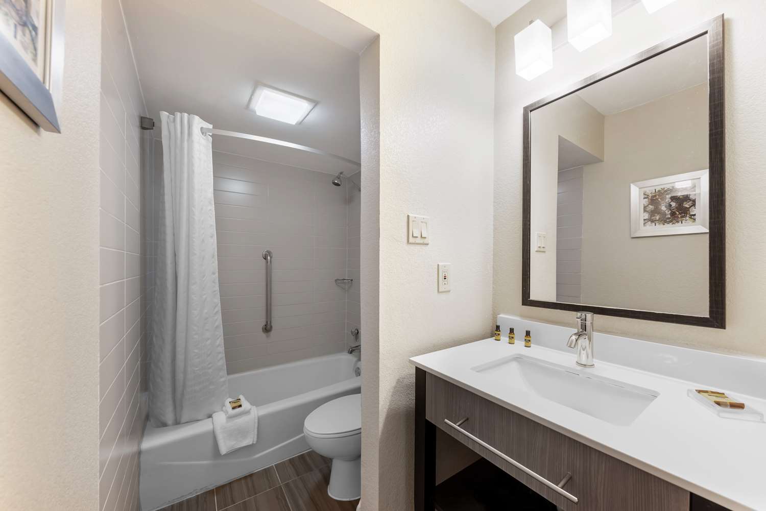 غرفة ديلوكس كبيرة بسرير كينج، Best Western Plus Austin Central 3/3