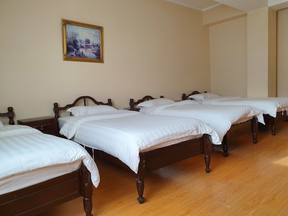 Land Hotel 17/50
