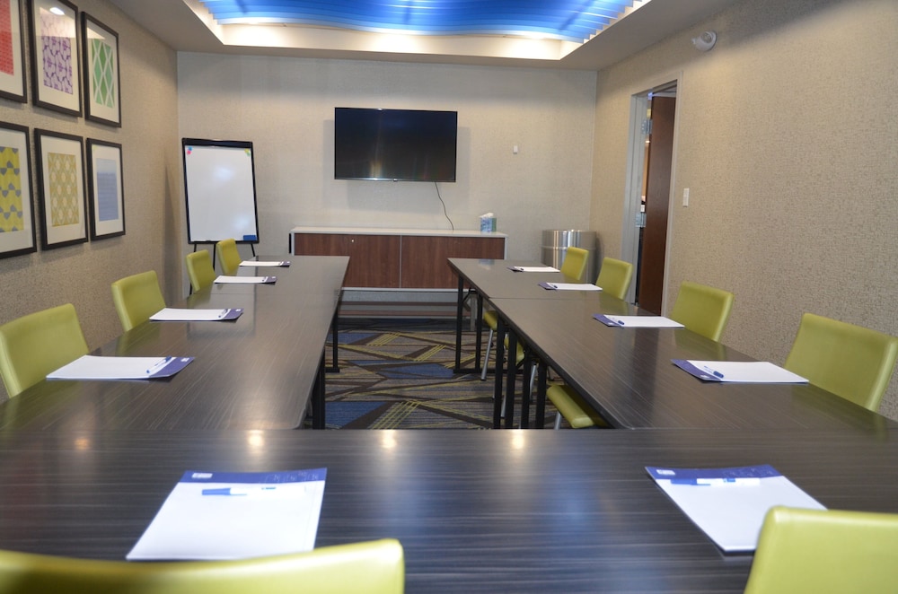 Holiday Inn Express Hotel And Suites Rochester 50/55