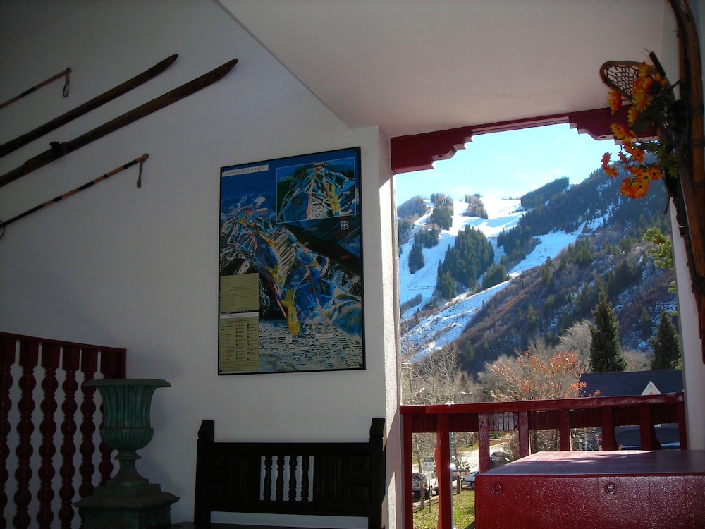 Tyrolean Lodge 40/72