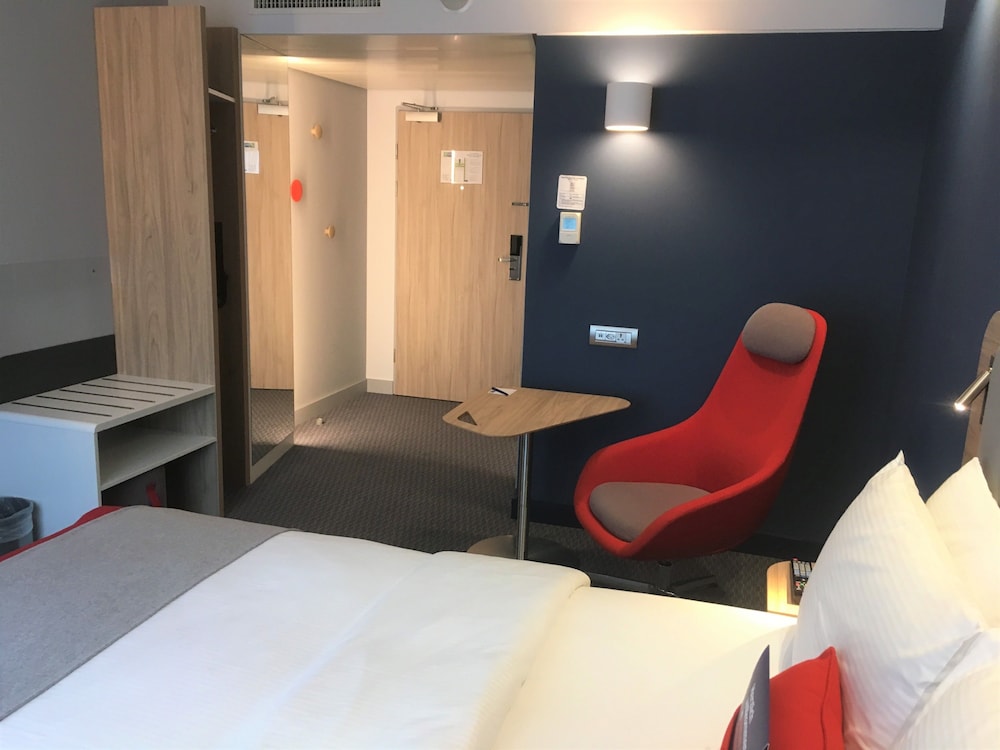 HOLIDAY INN EXPRESS ZURICH AIRPORT 23/80
