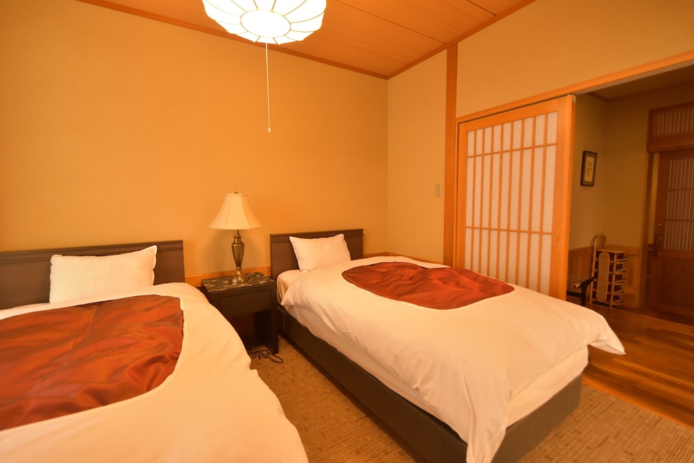 JAPANESE WESTERN, 2 ROOMS, RIVERSIDE, NO RIVER VIEW, SHARED BATHROOM, MAIN BUILDING