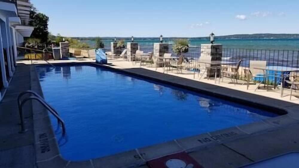 Pointes North Beachfront Hotel 44/72