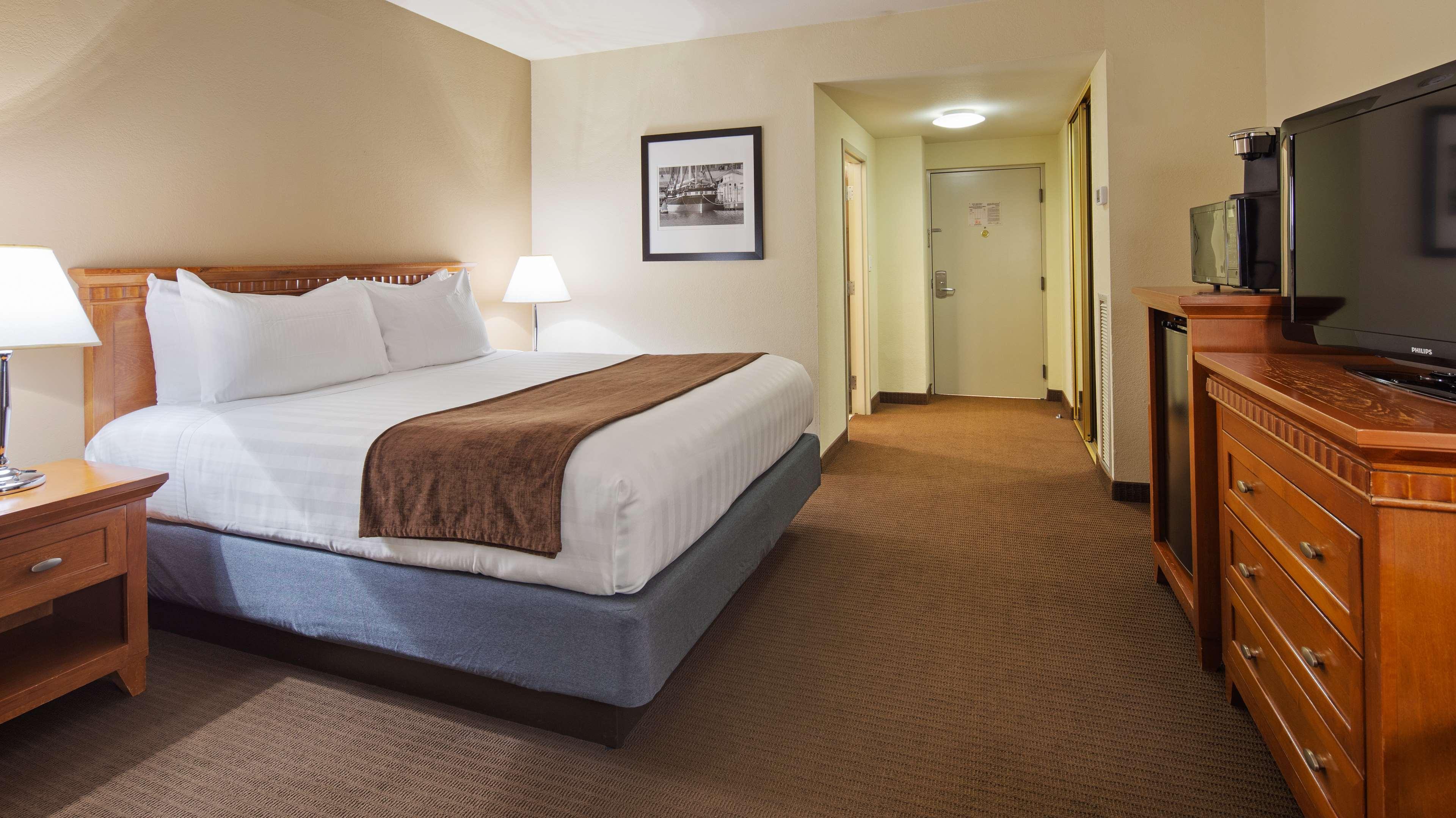 Room, King Bed, Partial Bay View, Balcony، Best Western Plus Bayside Inn 3/7