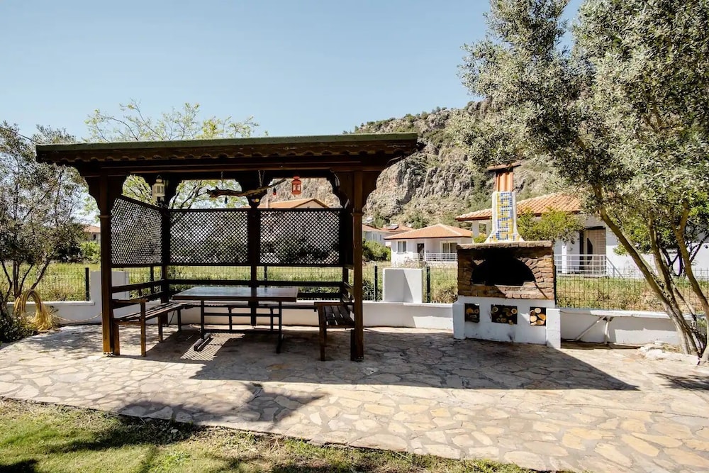 Bybassios Hotel 4/37