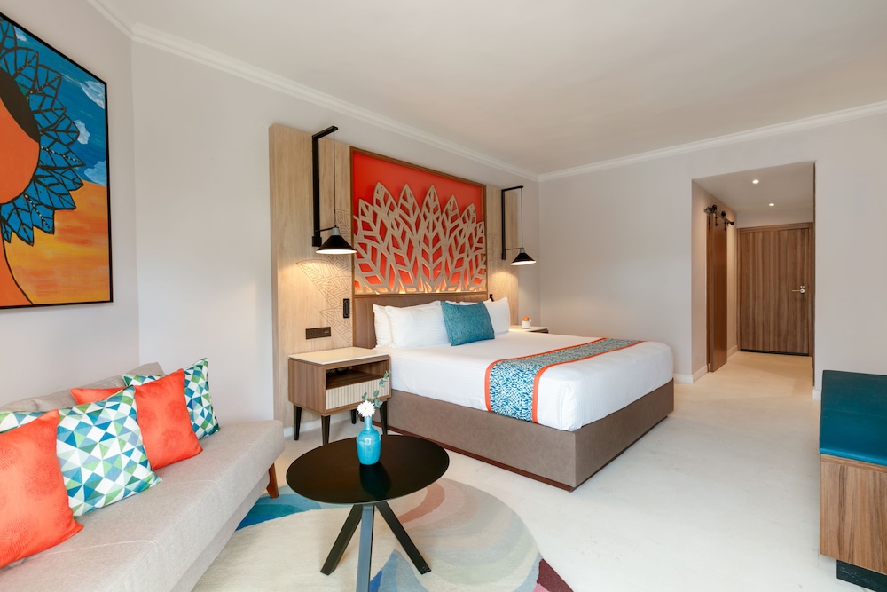 Preferred, Swim Out, Club, King Bed, Garden View