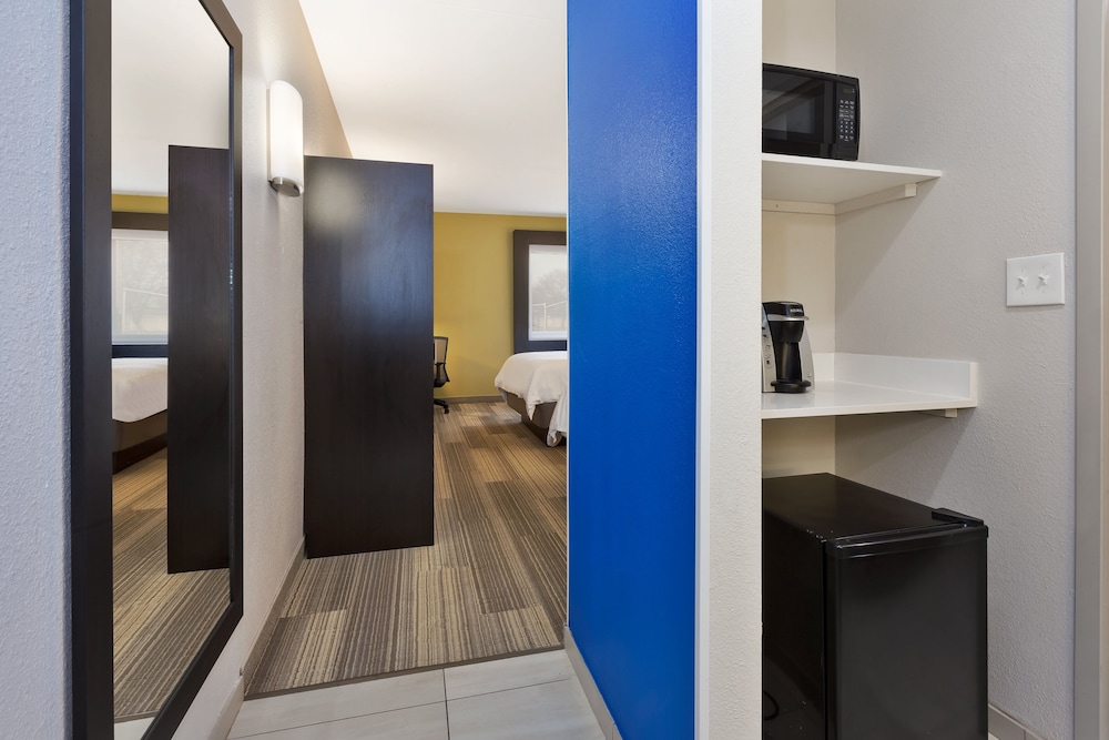Holiday Inn Express Detroit-Warren (Gm Tech Ctr), an IHG Hotel 50/56