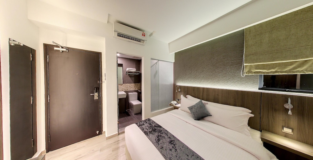 Flora by Crossroads Hotel 8/47