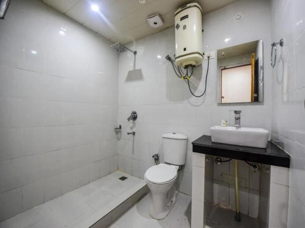 ANAND PALACE HOTEL 40/42