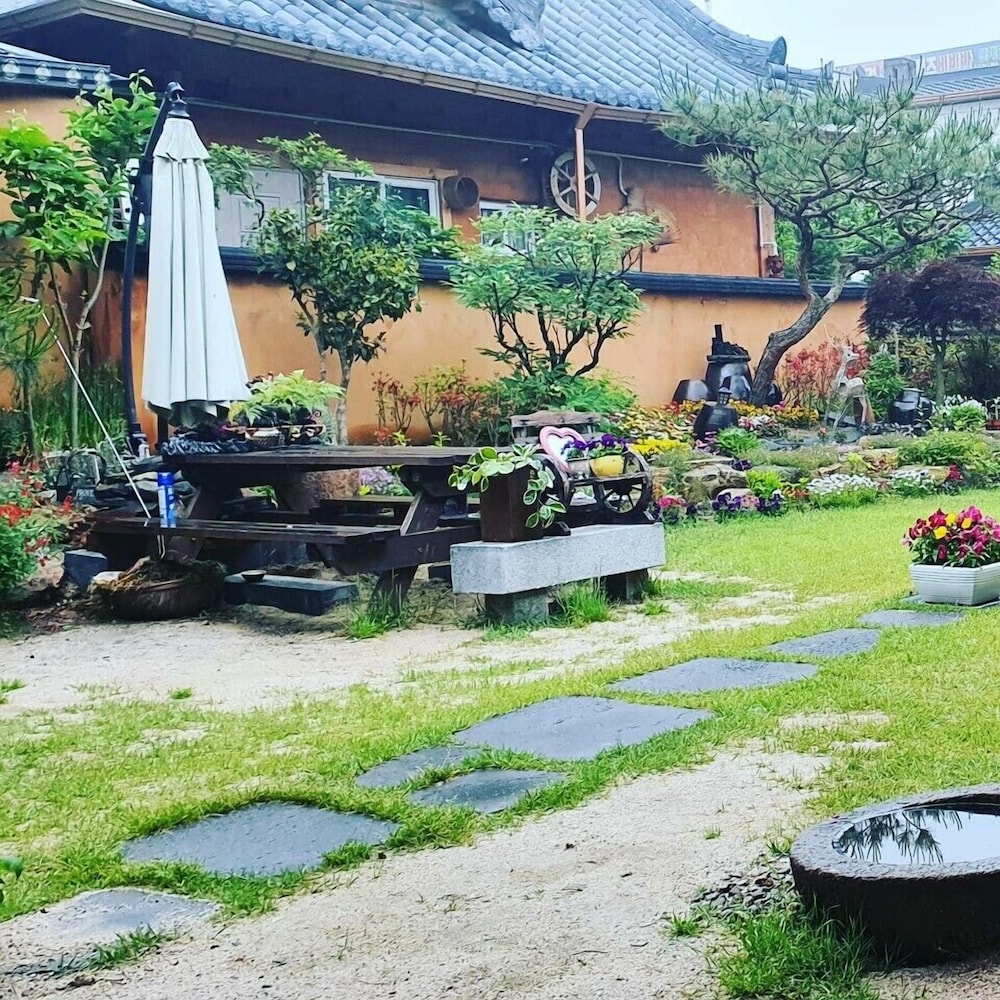 Hanok Hyeyum 6/50