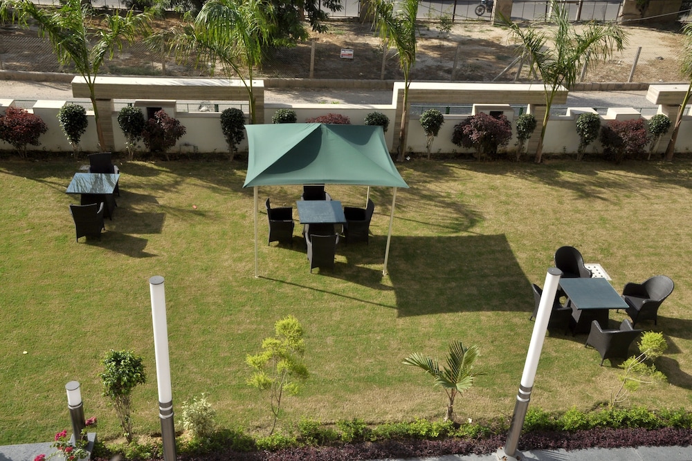 Gazebo Inn And Suites 45/49
