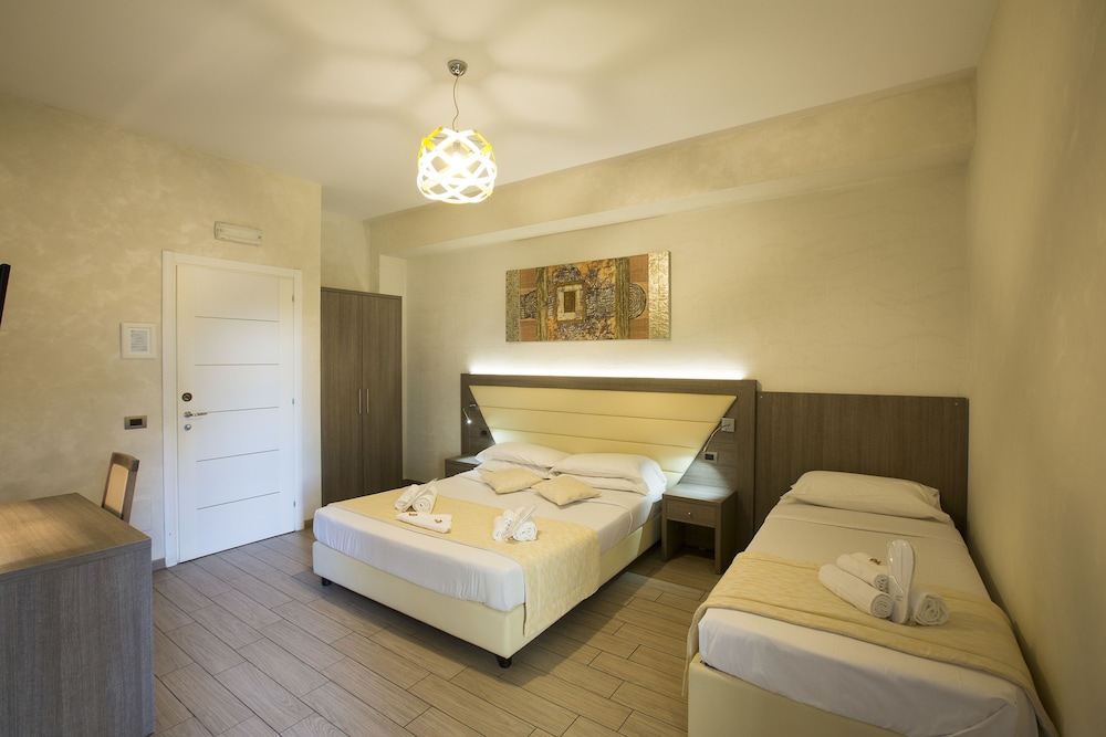ROOM, TRIPLE