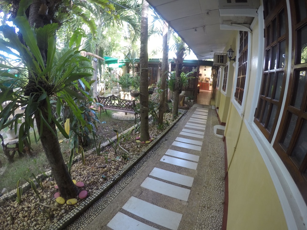 D Lucky Garden Inn 44/48