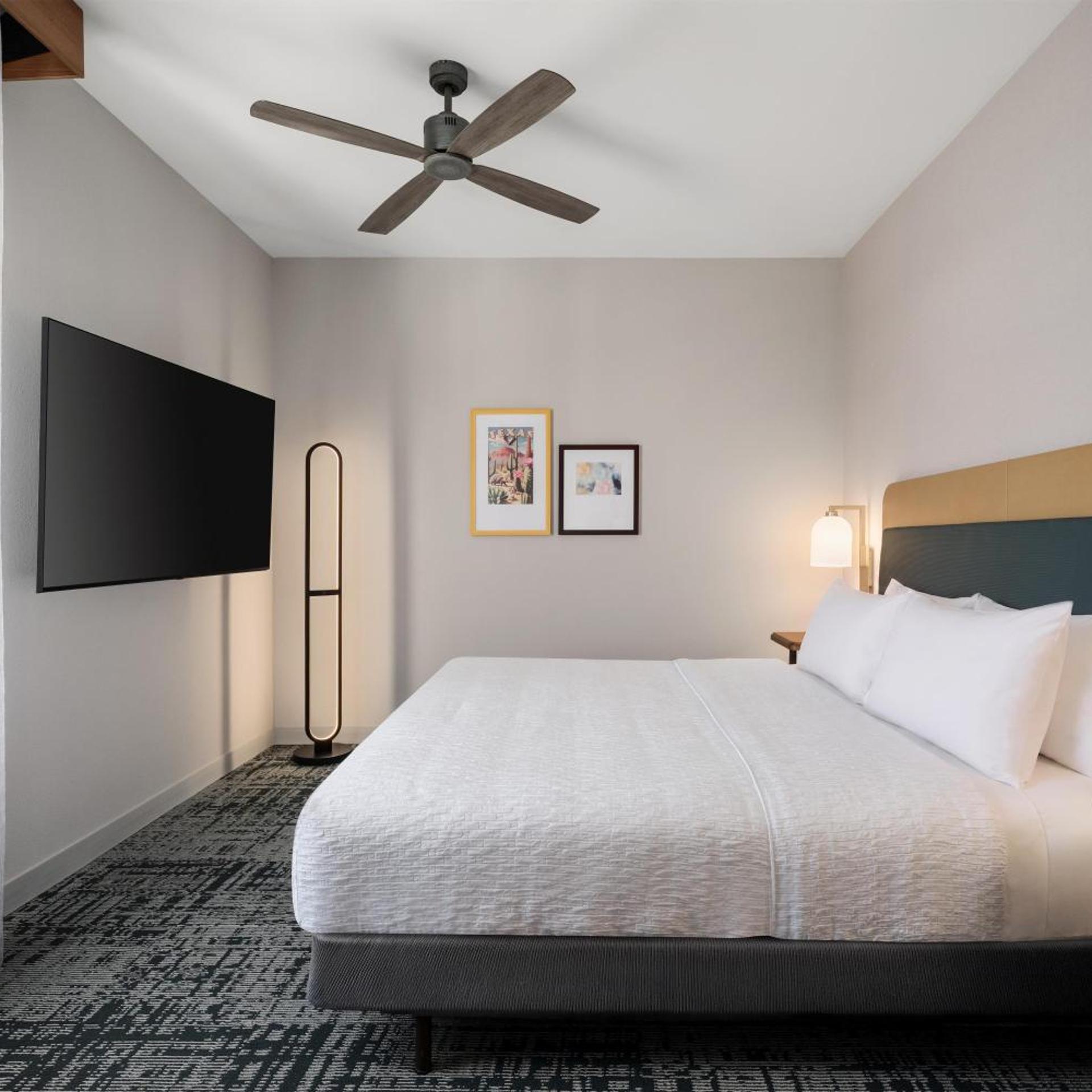 Efficiency, Suite, King Bed, Bathtub, Accessible