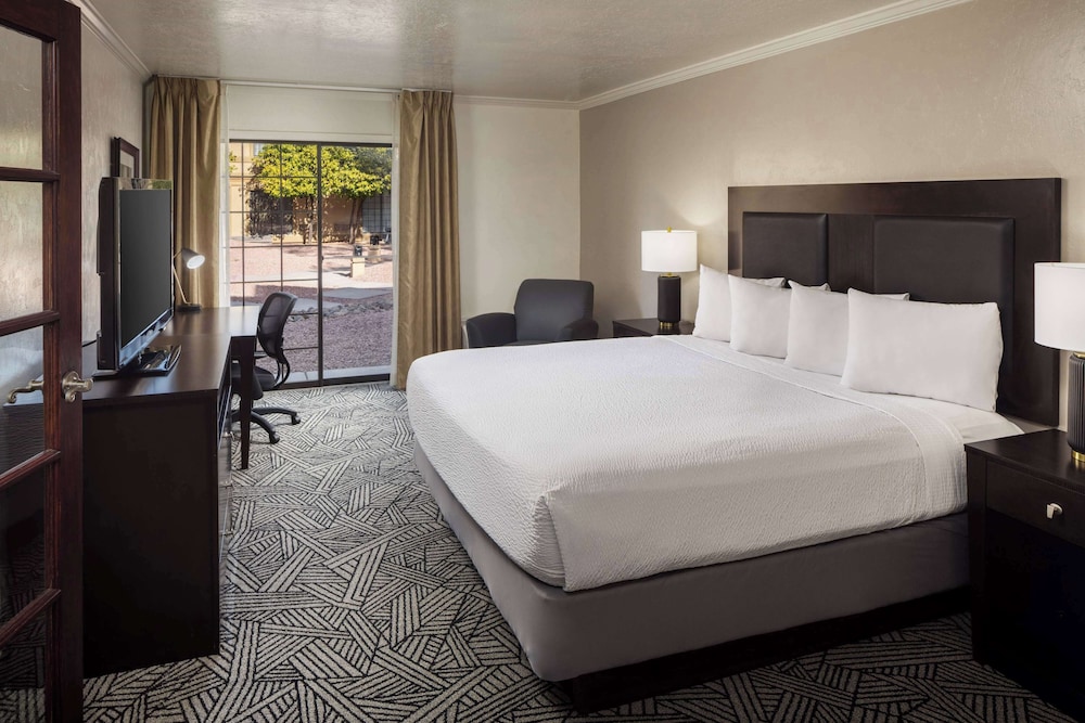 1 BEDROOM, SUITE