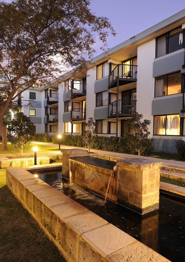 Lodestar Waterside Apartments 43/44