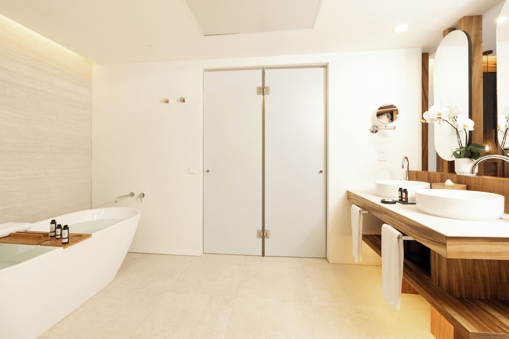 Mirage, Club, Suite, 2 Double Beds, Ocean Front, Outdoor Jetted Tub