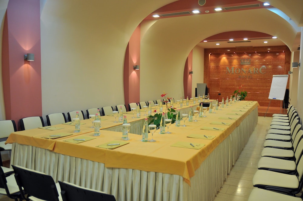 Monarc Hotel 43/58