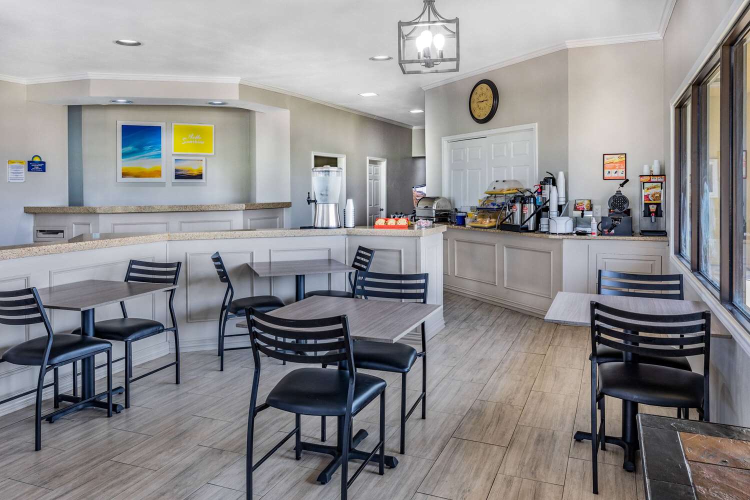 Days Inn & Suites by Wyndham Huntsville 8/14