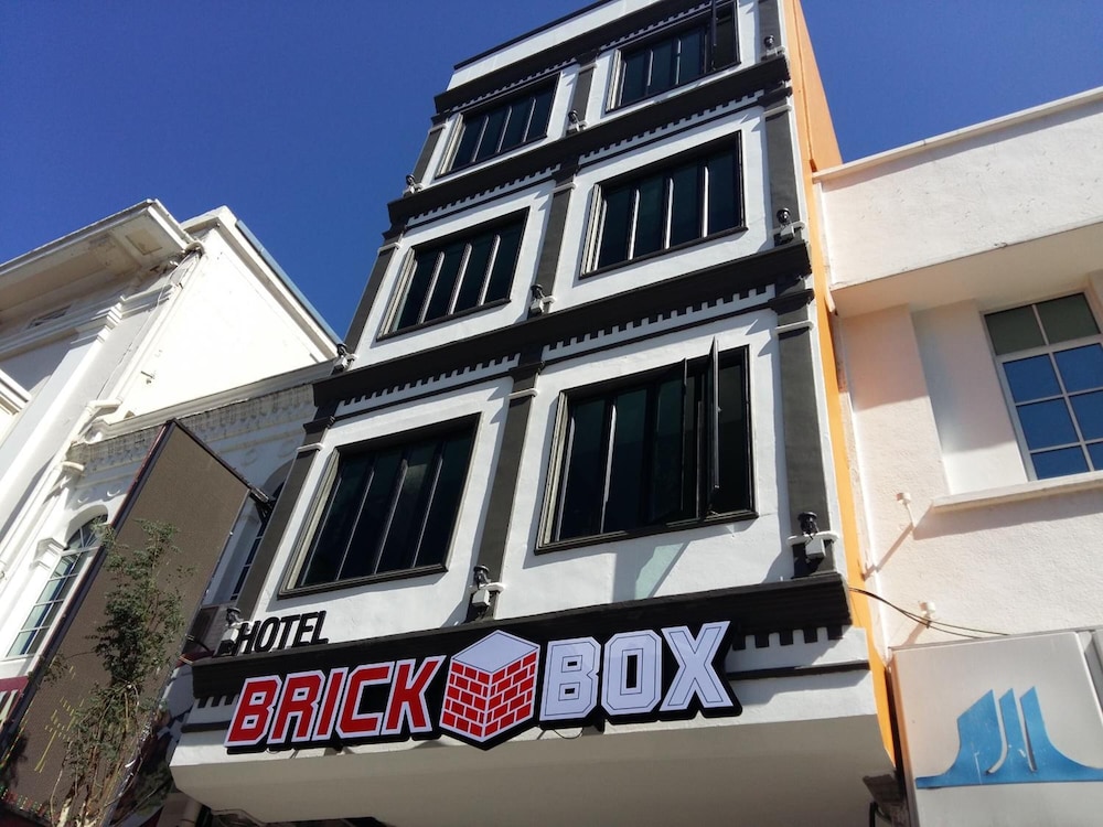 Brick Box Hotel 3/45