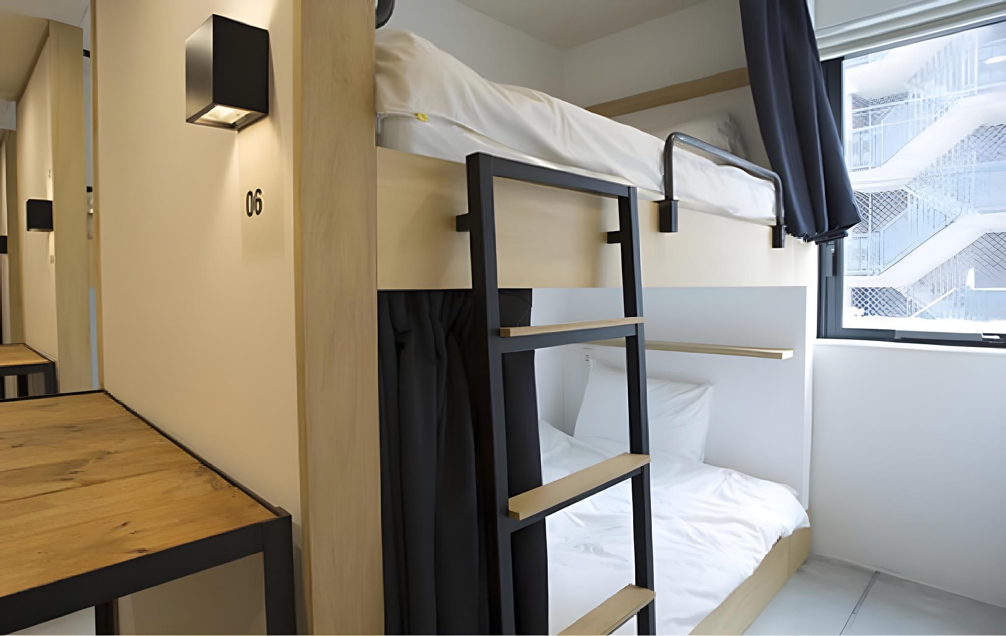 Mixed Dorm, Capsule
