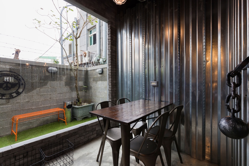 Peace Prison Cafe Inn 23/50