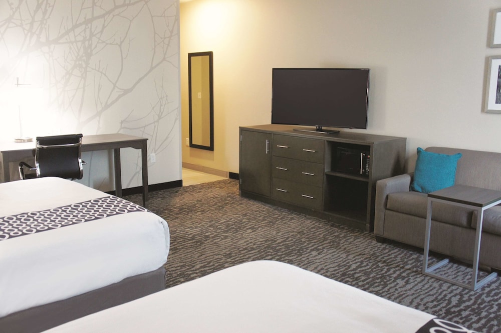 غرفة تنفيذية بسريرين كوين، La Quinta Inn & Suites by Wyndham Chattanooga - Lookout Mtn 9/10