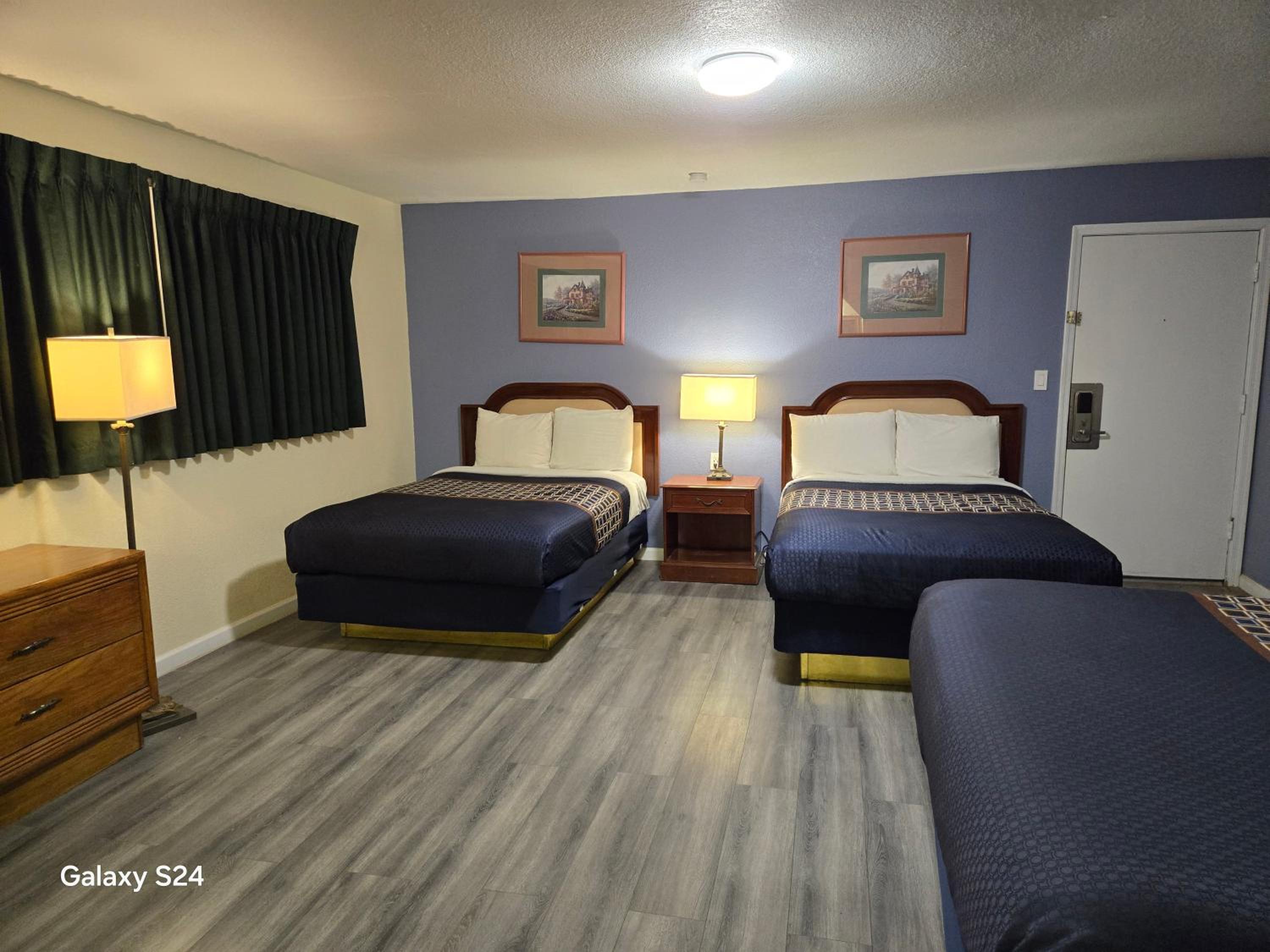 Family, 3 Queen Beds, Rodeway Inn & Suites Blythe I-10, CA 6/10