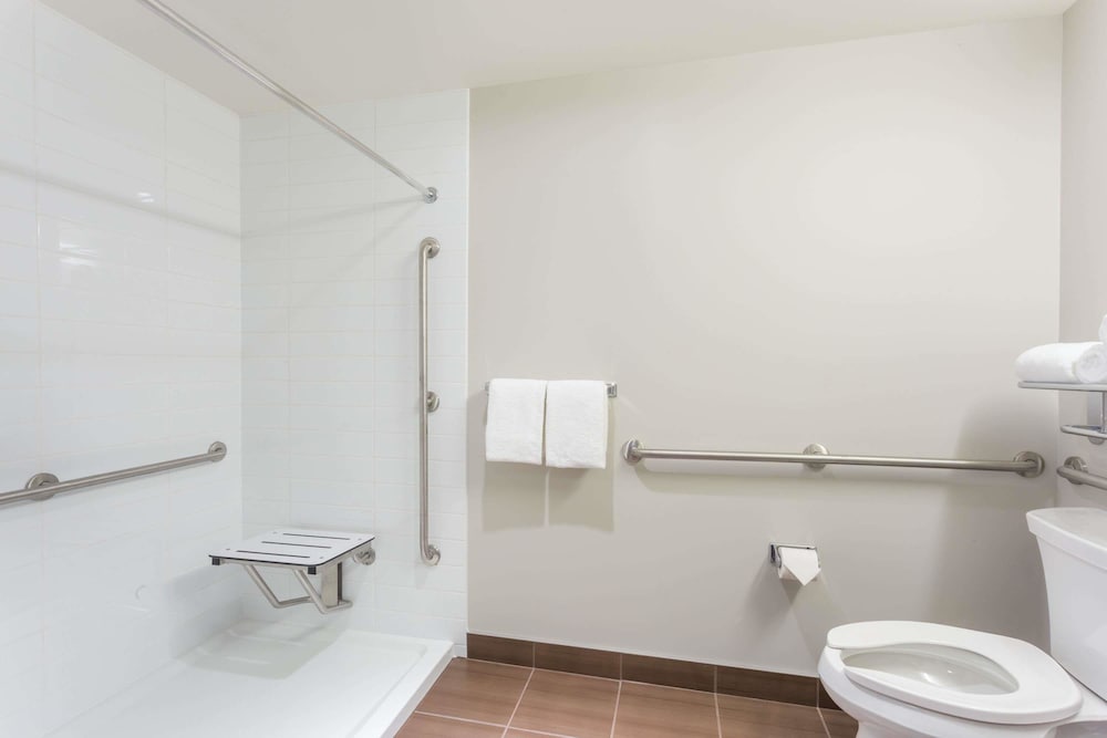 Microtel Inn Suites By Wyndham Kitimat 11/32