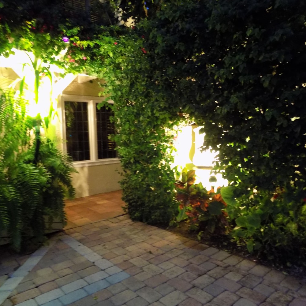 The Caribbean Court Boutique Hotel 72/83