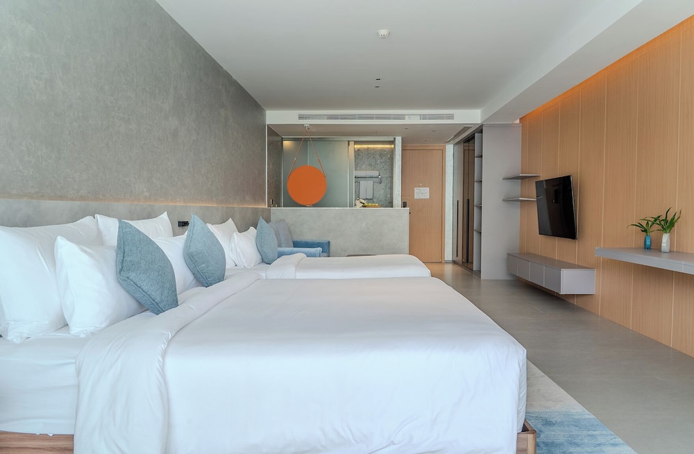 PREMIUM, TRIPLE, KING BED, POOL SIDE