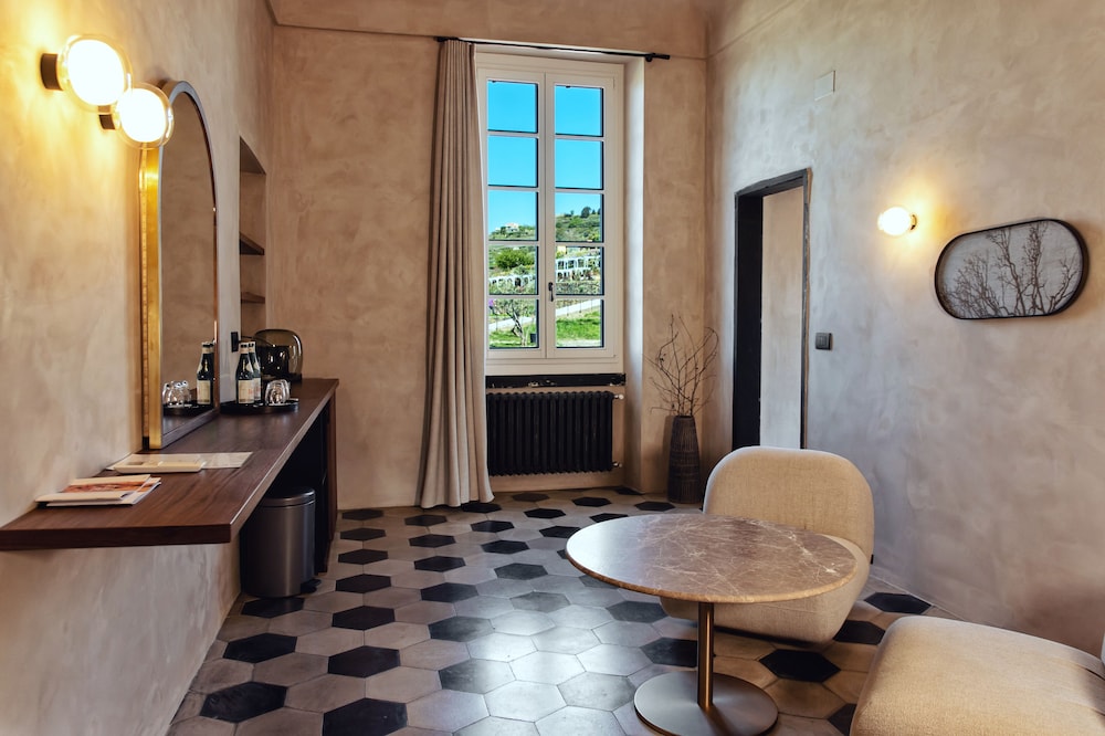 Villa Riviera Suites 20/50