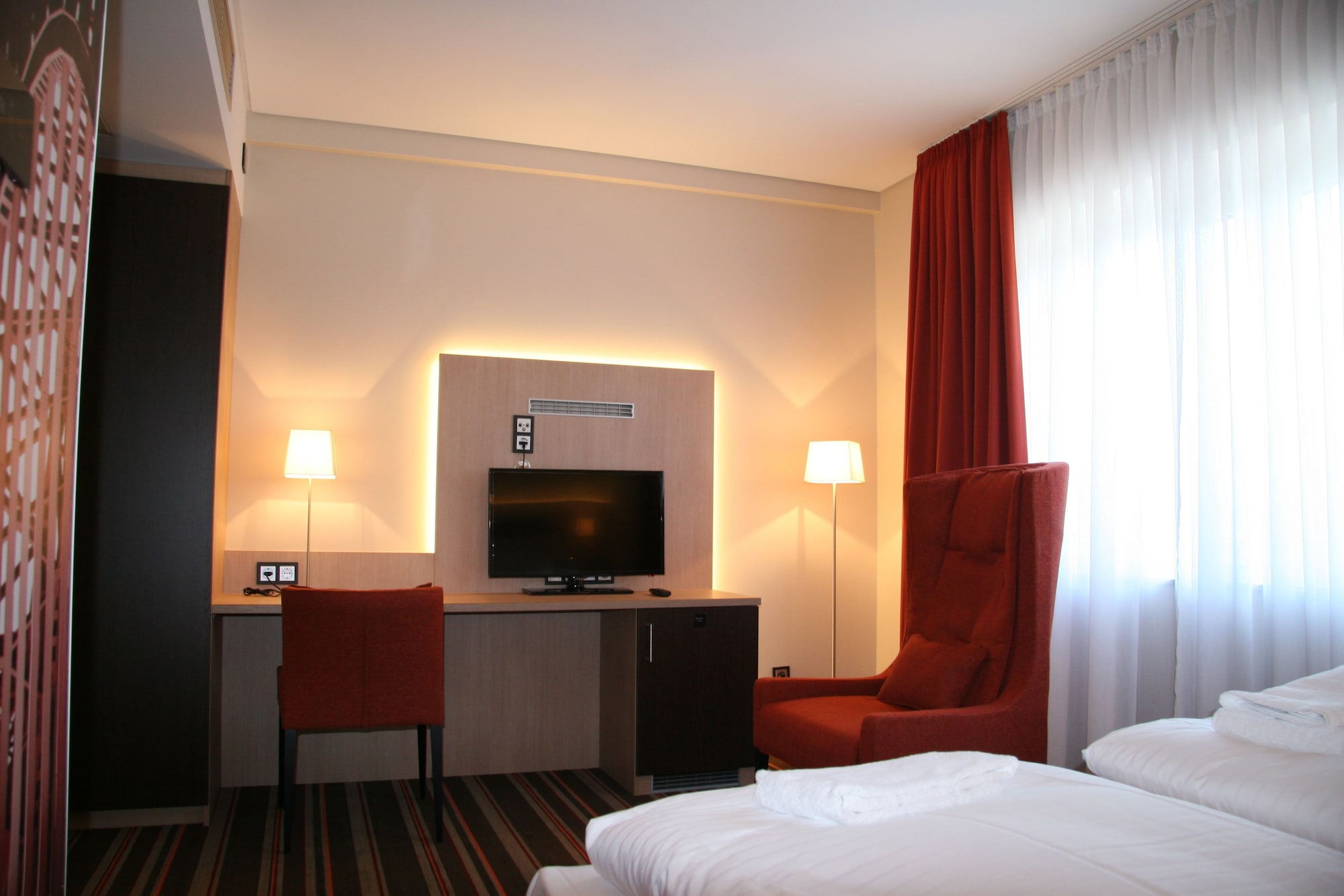 ROOM, SINGLE