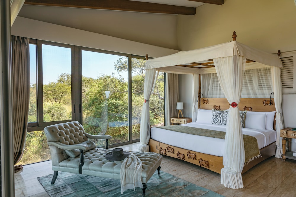 1 Bedroom, Suite, King Bed, Lagoon View, Safari Experience