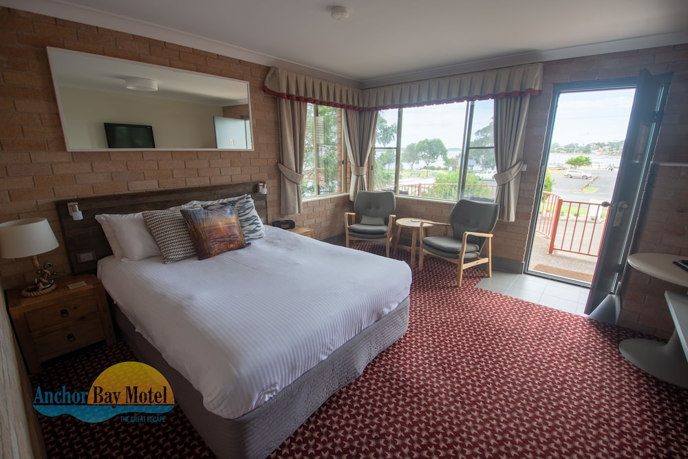 Suite, Queen Bed, Water View
