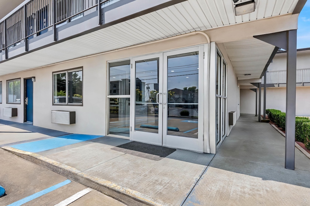 Motel6 Murfreesboro, TN 55/59