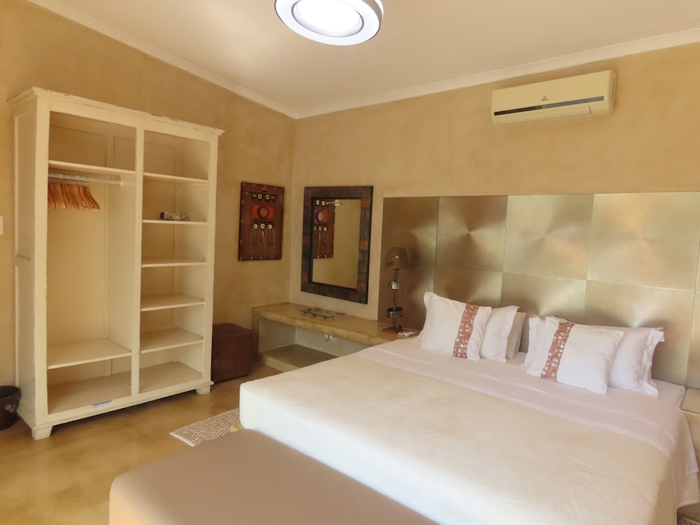 DELUXE, KING BED