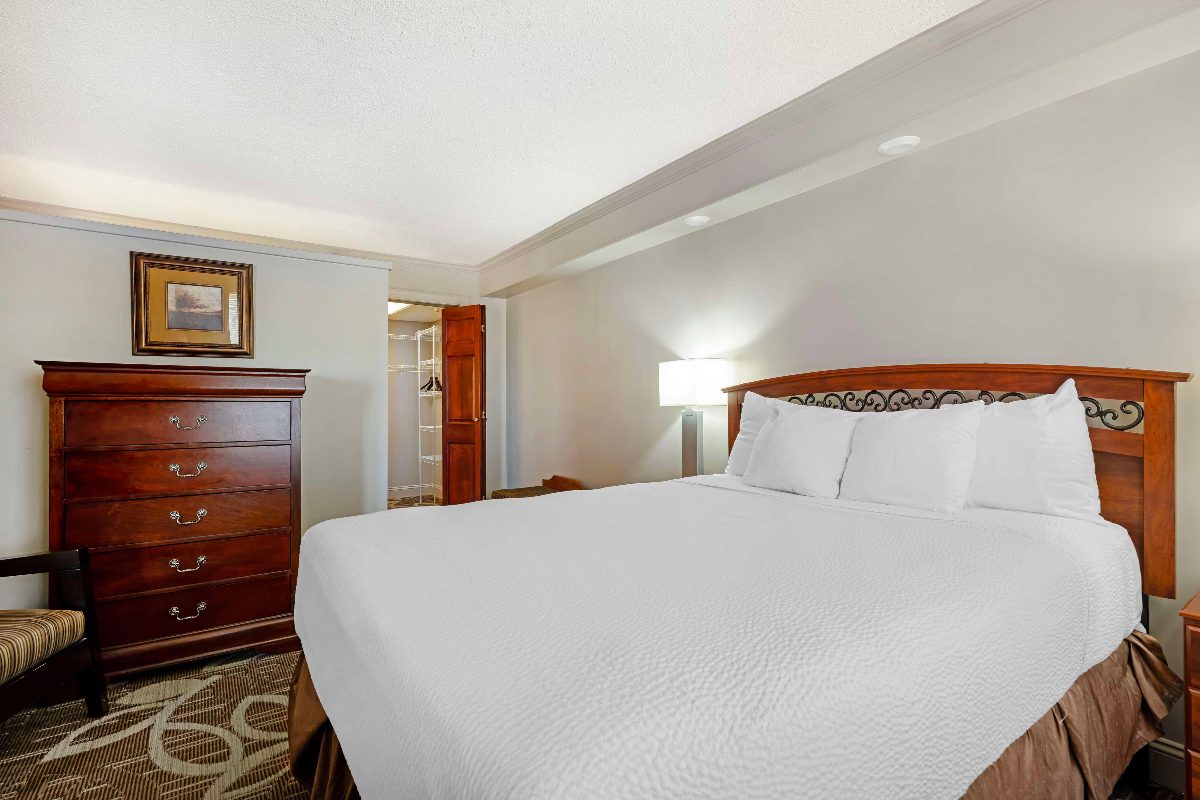 شقة بسرير كينج وسرير كوين بغرفتي نوم مع أريكة بمنطقة جلوس بمطبخ، Best Western Plus Mid Nebraska Inn & Suites 4/10