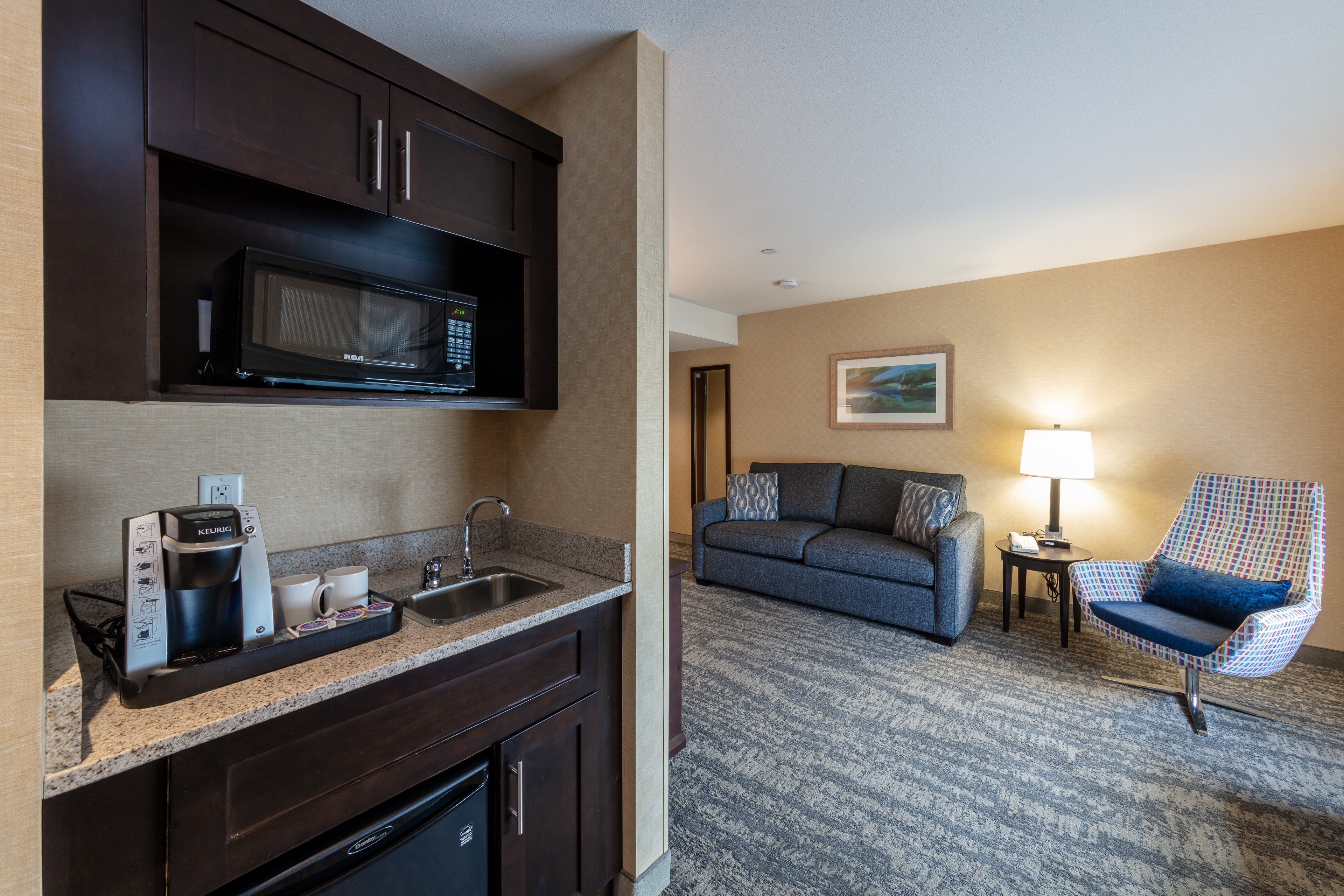 Holiday Inn Express Suites Riverport 57/76