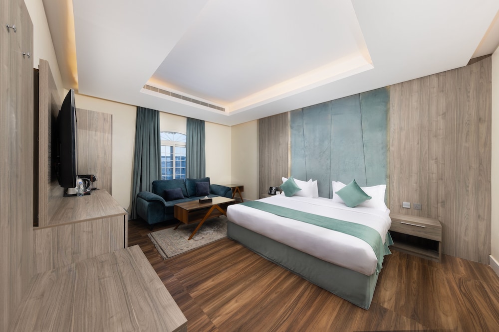 DELUXE ROOM