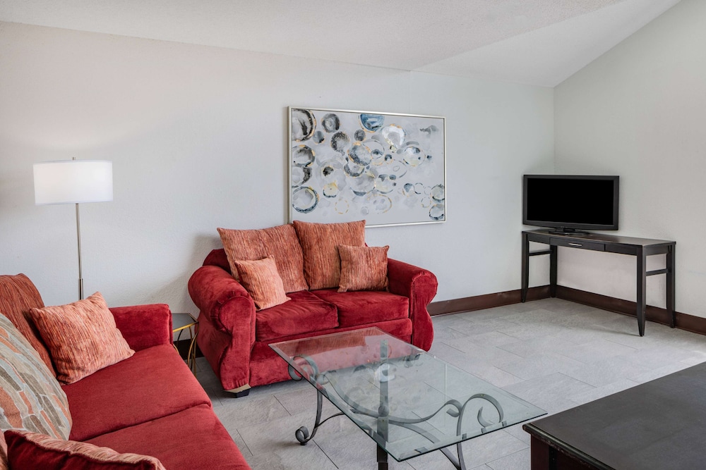 Super 8 By Wyndham Pensacola 29/49