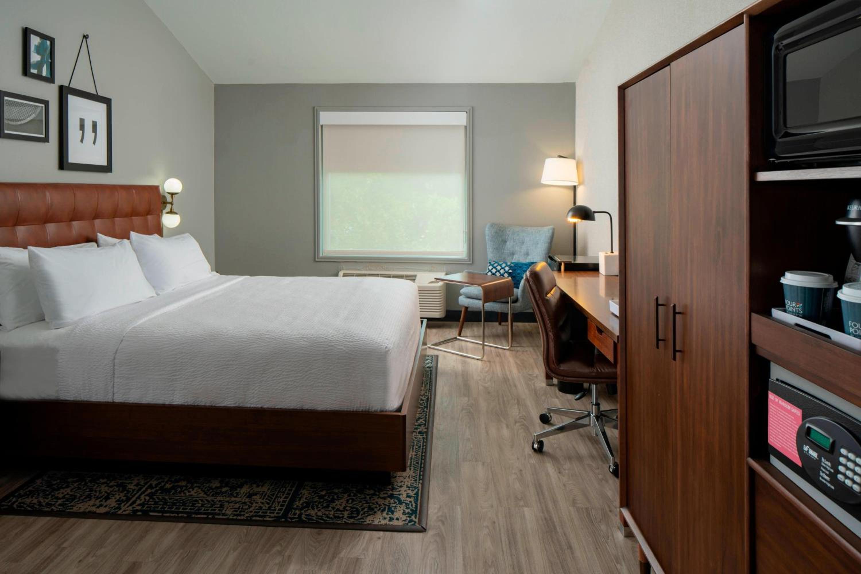 Room at FOUR POINTS BY SHERATON DALLAS ARLINGTON ENTERTAINMENT DISTRICT, ARLINGTON - TX