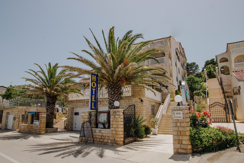 Hotel Vila Tina 39/50